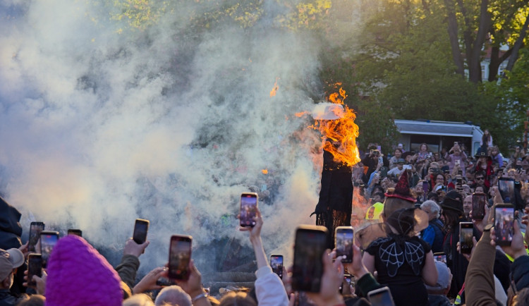 OBRAZEM: Bubny, masky a plameny na Kampě. Malá Strana ožila filipojakubskou nocí