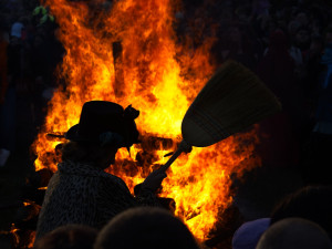 OBRAZEM: Bubny, masky a plameny na Kampě. Malá Strana ožila filipojakubskou nocí