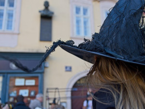 OBRAZEM: Bubny, masky a plameny na Kampě. Malá Strana ožila filipojakubskou nocí