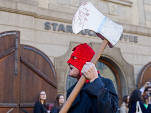 OBRAZEM: Bubny, masky a plameny na Kampě. Malá Strana ožila filipojakubskou nocí