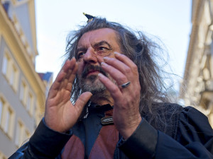 OBRAZEM: Bubny, masky a plameny na Kampě. Malá Strana ožila filipojakubskou nocí