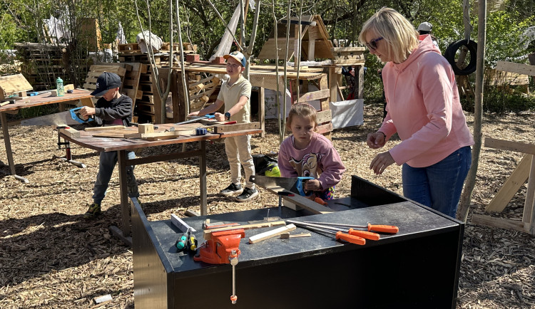 Tady se s bolístkami počítá. První stálé dobrodružné hřiště láká tisíce dětí