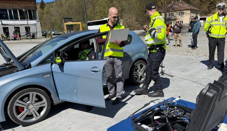VIDEO: Mobilní hlukoměr na upravené výfuky. Jako první v zemi ho mají policisté v Jeseníkách