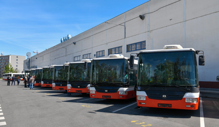 Na Ukrajinu míří osm pražských autobusů, převážet budou obyvatele nebo materiál