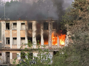 FOTO: Na Žižkově hořel squat. Hasiči z vybydlené budovy zachránili pět lidí