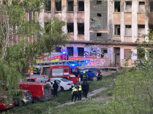 FOTO: Na Žižkově hořel squat. Hasiči z vybydlené budovy zachránili pět lidí