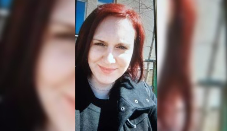 Policisté pátrají po ženě s červenými vlasy. Má duševní potíže a mohla by si ublížit
