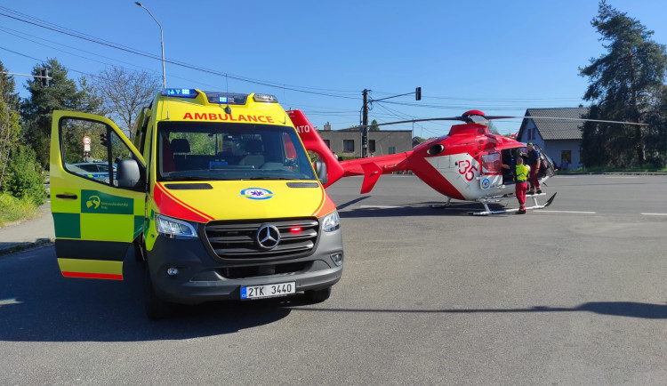 Ženu na Karvinsku srazilo auto, zůstala pod ním zaklíněná. Letěl pro ni vrtulník