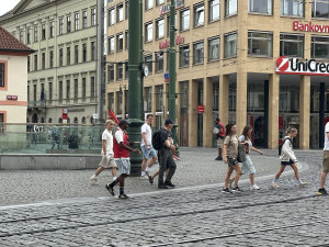 Opravdový konec deštníkářů v centru Prahy? Radní kvůli nim změnili tržní řád
