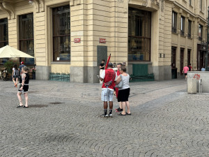 Opravdový konec deštníkářů v centru Prahy? Radní kvůli nim změnili tržní řád