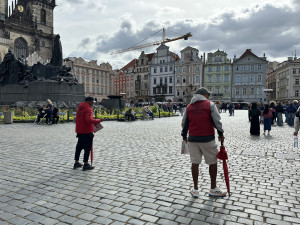 Opravdový konec deštníkářů v centru Prahy? Radní kvůli nim změnili tržní řád