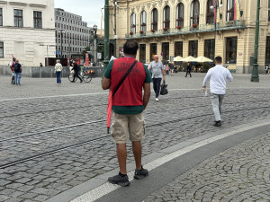 Opravdový konec deštníkářů v centru Prahy? Radní kvůli nim změnili tržní řád
