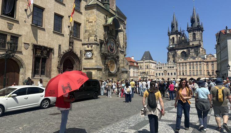 Opravdový konec deštníkářů v centru Prahy? Radní kvůli nim změnili tržní řád