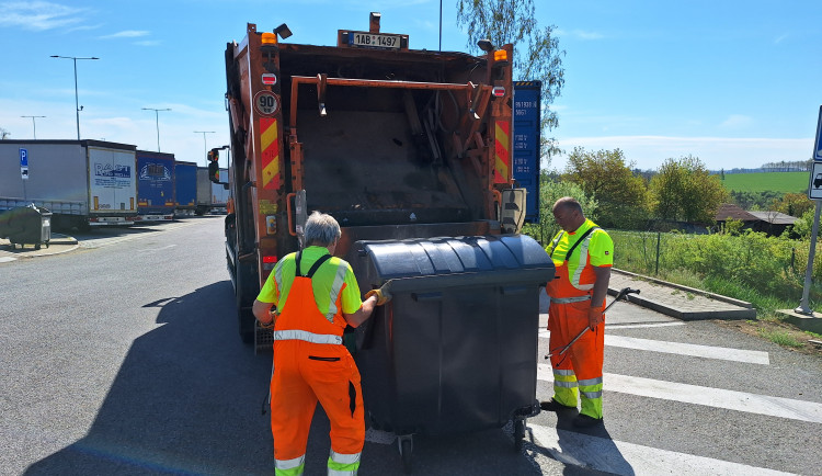 Na odpočívkách našlo ŘSD vyhozené baterie, vířivku i hady. Odpad zapálil skládku