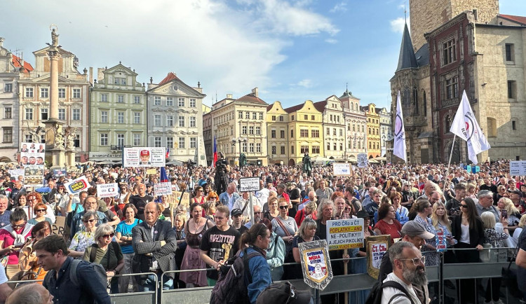 FOTO,VIDEO: Ruce pryč od médií. Za jejich nezávislost demonstrují bubeníci i rytíři