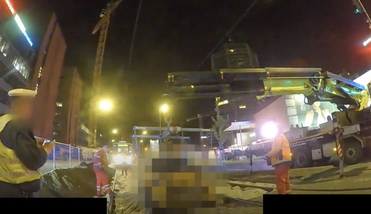 VIDEO: Opilá řidička se zasekla na kolejích. Její auto musel vytáhnout jeřáb