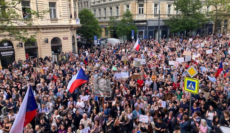 FOTO,VIDEO: Ruce pryč od médií. Za jejich nezávislost demonstrují bubeníci i rytíři