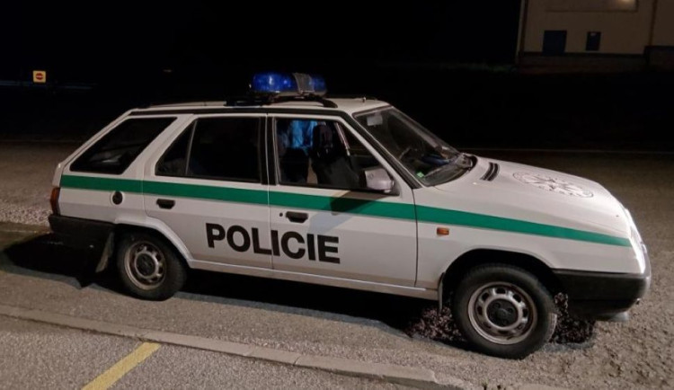 Pokuta za řízení Škody Forman v policejních barvách a s majákem? Řidič skončil v Kelčicích