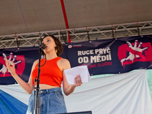 OBRAZEM: Český rozhlas nedáme. Na podporu médií vyšly do ulic Prahy tisíce lidí