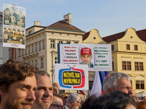 OBRAZEM: Český rozhlas nedáme. Na podporu médií vyšly do ulic Prahy tisíce lidí