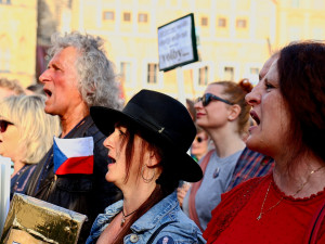 OBRAZEM: Český rozhlas nedáme. Na podporu médií vyšly do ulic Prahy tisíce lidí