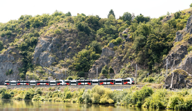 Správa železnic vyšetřuje častá poškození sběračů lokomotiv na trase mezi Prahou a Berounem