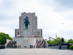 FOTO: Výročí konce války si Vítkově za burácení letounů připomněli politici i vojáci