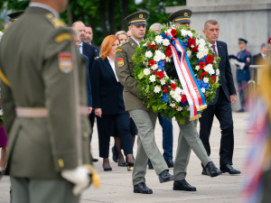 FOTO: Výročí konce války si Vítkově za burácení letounů připomněli politici i vojáci