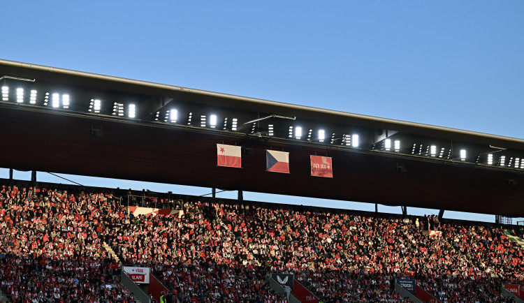 Fanoušci předčasným vběhnutím na hřiště přerušili derby Slavie se Spartou