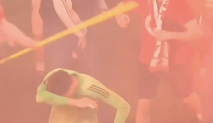 Fanoušci předčasným vběhnutím na hřiště přerušili derby. Zápas se nedohrál