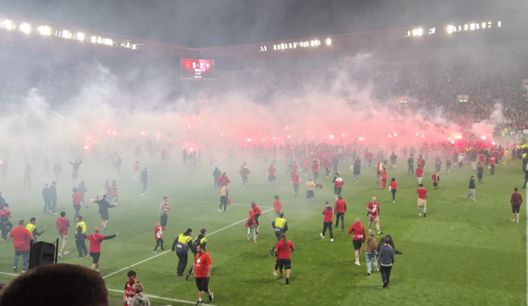 FOTO: Fanoušci vběhnutím na hřiště přerušili derby a napadli hráče. Zápas se nedohrál