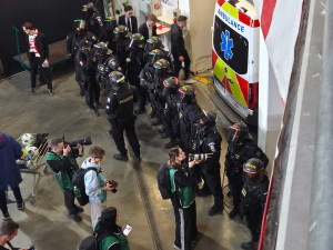Fanoušci vběhnutím na hřiště přerušili derby a napadli hráče. Zápas se nedohrál