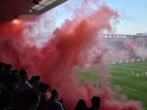 Fanoušci vběhnutím na hřiště přerušili derby a napadli hráče. Zápas se nedohrál