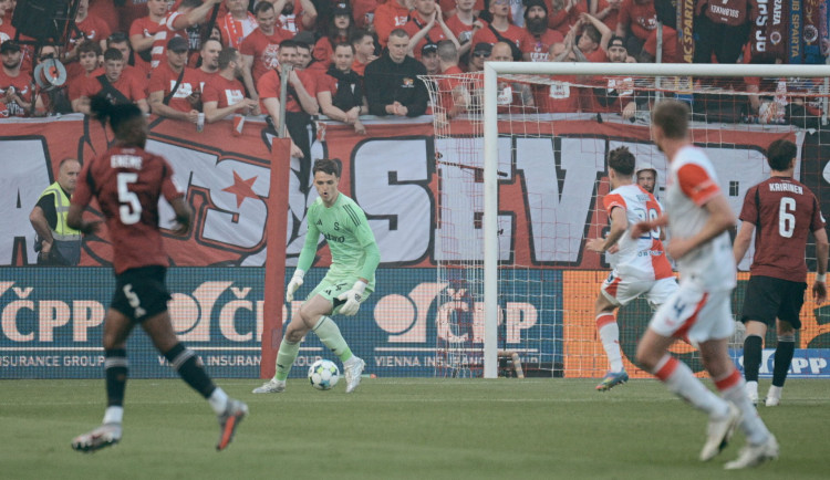 Derby se nedohrálo kvůli fanouškům, kteří vběhli na hřiště.