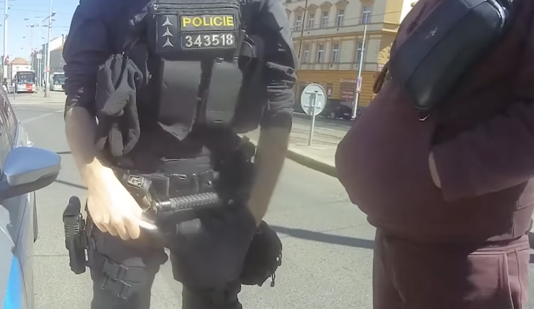 VIDEO: Dám deset tisíc a nepište mi body. Pražští policisté řeší pokusy o uplácení