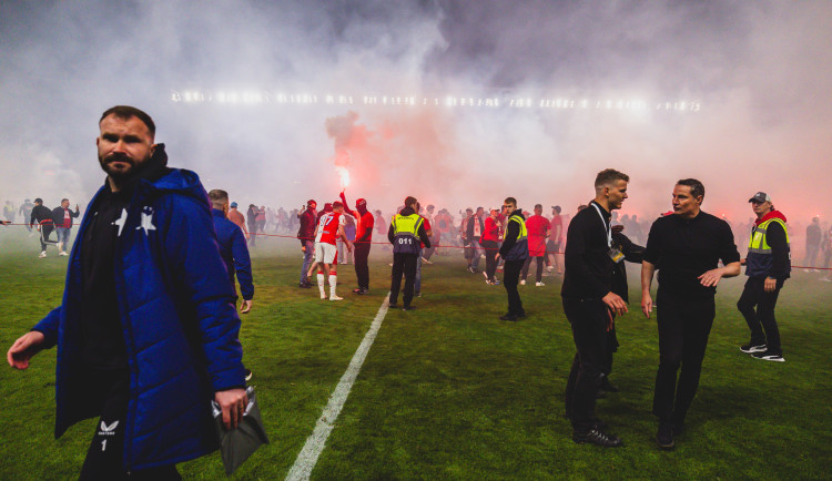 Pokuta 10 milionů, 4 zápasy bez fanoušků a kontumační prohra v derby. Padl trest pro Slavii