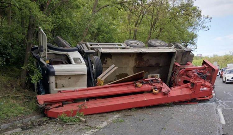 Nákladní auto se při nehodě převrátilo.