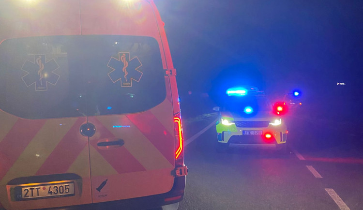 Auto skončilo v příkopu a narazilo do stromu. Policie hledá svědky tragické nehody v Ostravě