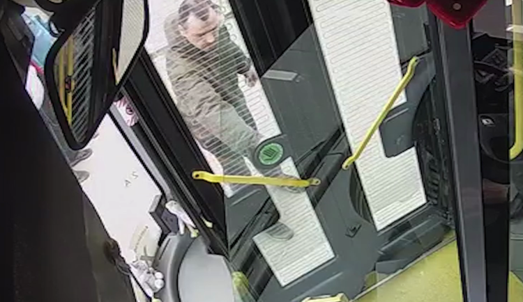 VIDEO: Další naštvaný cestující. Řidič busu neotevřel muži dveře, ten je zlostí rozbil
