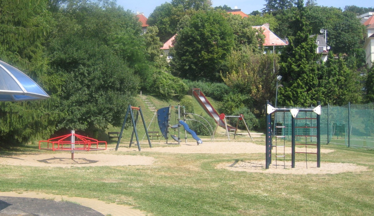 Na skluzavce si chlapec zlomil dva obratle.