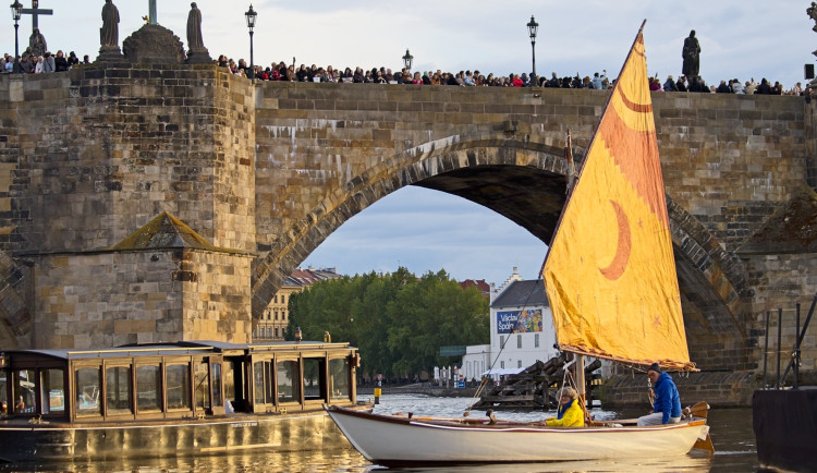 FOTO: Karlův most ožil barokními slavnostmi Navalis. Zakončen byl koncertem na Vltavě