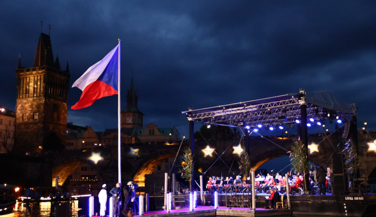 FOTO: Karlův most ožil barokními slavnostmi Navalis. Zakončen byl koncertem na Vltavě