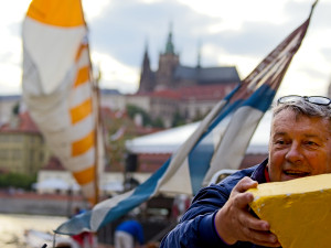 FOTO: Karlův most ožil barokními slavnostmi Navalis. Zakončen byl koncertem na Vltavě