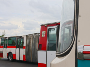 FOTO: Autobusový den PID na Letné přilákal fanoušky historických i moderních autobusů