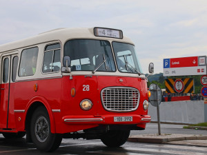 FOTO: Autobusový den PID na Letné přilákal fanoušky historických i moderních autobusů