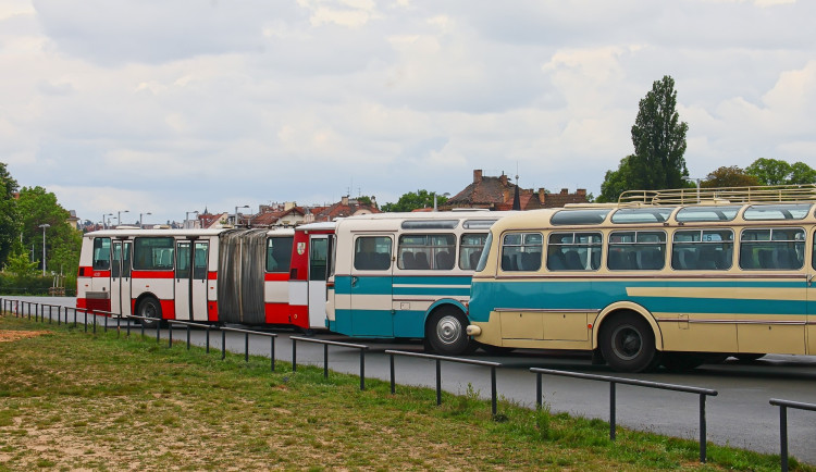 FOTO: Autobusový den PID na Letné přilákal fanoušky historických i moderních autobusů