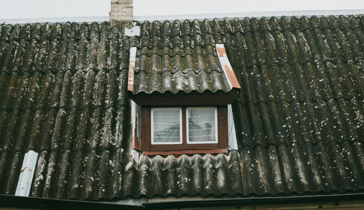 Ilustrační foto starší vlnité vláknocementové krytiny, která může u starších staveb obsahovat azbest. Foto: pexels.com