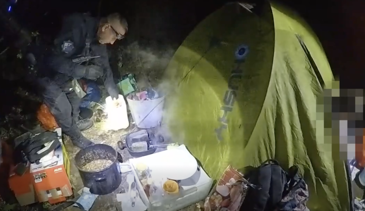 VIDEO: Trochu jiné kempování. Dvojice vařila drogy u stanu v pražském lesíku