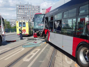 V Praze se srazila tramvaj s autobusem. Patnáct lidí se zranilo, záchranáři vyhlásili traumaplán