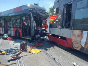 V Praze se srazila tramvaj s autobusem. Patnáct lidí je zraněných